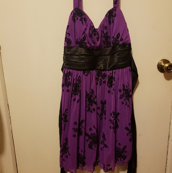 Dress - Picture 2 of 2